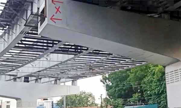 عمارت کے بیرونی حصے کا منظر، جس میں سڑک اور درخت نظر آ رہے ہیں.