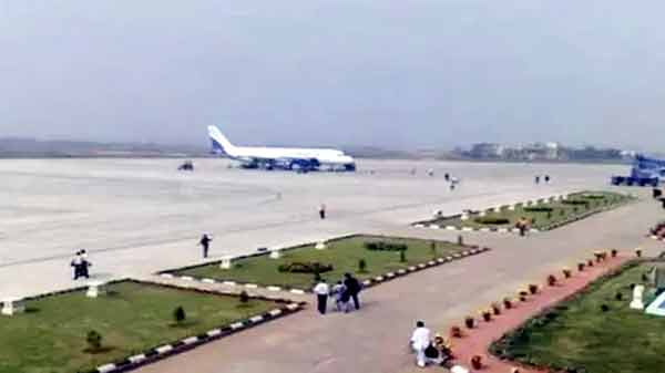 ہوائی اڈہ پر مسافر اور طیارہ، سفر کے لیے تیار، پاکستان کی اہم فضائی سروس.