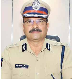 پولیس افسر کی تصویر، سرکاری وردی میں، عینک پہنے، پیشہ ورانہ انداز میں.