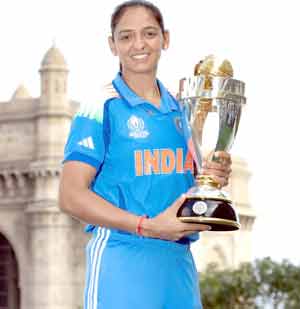 کپ جیتنے والی بھارتی خواتین کرکٹر، ورلڈ کپ جیتنے کے جشن کے ساتھ.