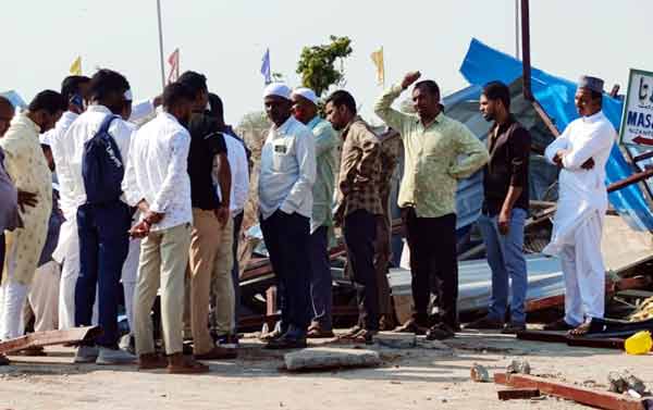 لوگوں کا ہجوم حادثہ کی جگہ پر، سڑک پر تباہی.