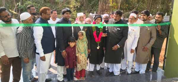 ایمبولینس کے افتتاح کے دوران افراد کی ملاقات.