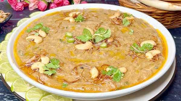 مصالحہ دار دال کا سالن، ہری مرچ اور ہرا دھنیا کے ساتھ.