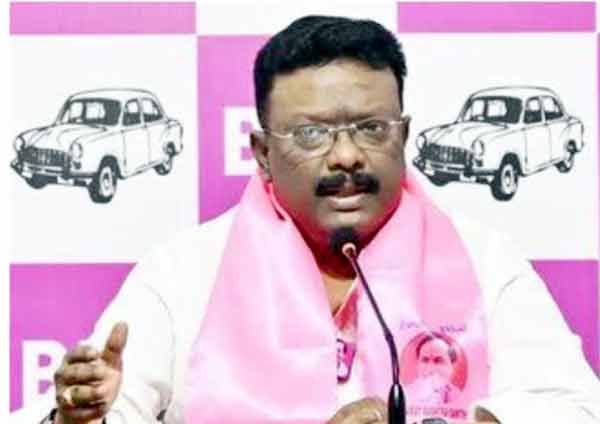 مقابلہ کرتے ہوئے سیاستدان کی تصویر، سیاسی جلسہ یا پریس کانفرنس.