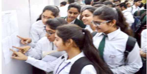 طلبہ اسکول میں گروپ میں مشورہ کرتے ہوئے، تعلیم اور تعلیمی سرگرمیوں کی تصویر.