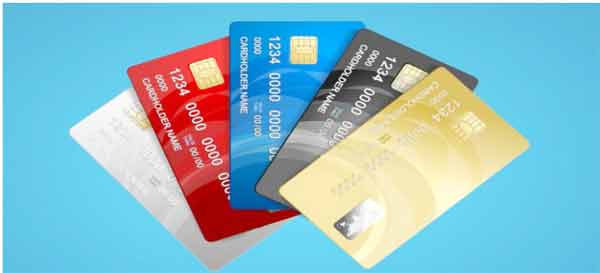 کریڈٹ کارڈز کی تصویریں، مختلف رنگوں کے کارڈز، مالیاتی خدمات کے لیے استعمال۔.