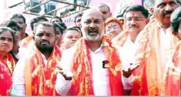 مذکورہ تصویر میں ایک سیاستدان عوام کے درمیان خطاب کر رہے ہیں، جو مقامی سیاسی سرگرمیوں اور عوامی حمای.