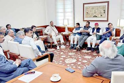 پارلیمنٹ ہاؤس کے احاطے میں اپوزیشن جماعتوں کے رہنماؤں کا اجلاس