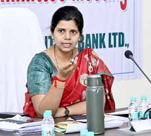 مذاکراتی خاتون کی تصویر، جو ایک پریس کانفرنس میں بات کر رہی ہیں.