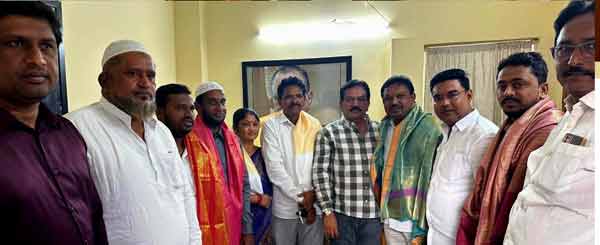 مختلف افراد ایک ملاقات میں جمع، سیاسی رہنما اور کارکنان.