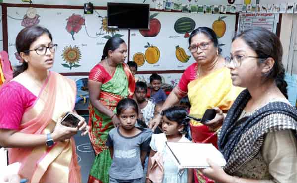 تعلیمی سرگرمی میں خواتین اساتذہ اور بچے، کلاس روم میں مصروف، تعلیم اور تربیت کا ماحول.