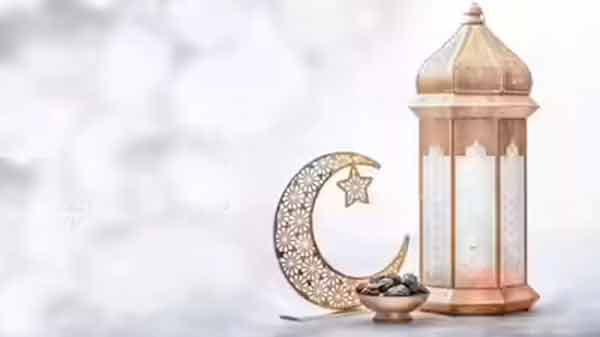 عید کی خوشیوں کے لئے روایتی چراغ اور چاند کا عکس.