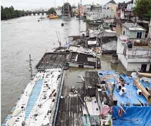 سیلاب سے متاثرہ گھریلو اور کشتیوں کے ساتھ پانی میں ڈوبے ہوئے علاقے.