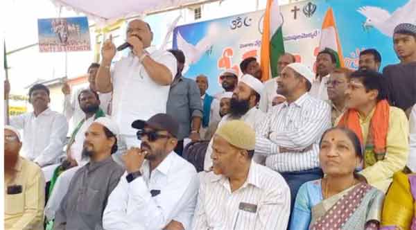 مقامی سیاسی رہنماؤں اور عوام کی بڑی تعداد.