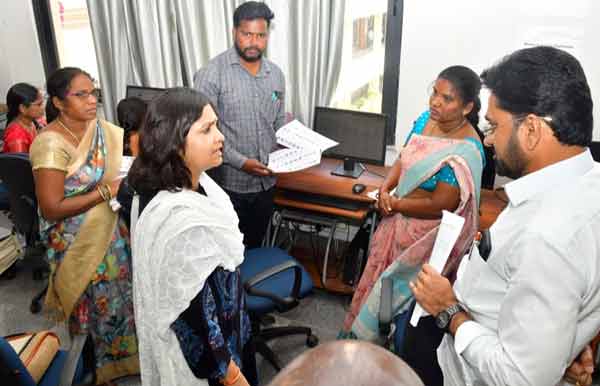 ایڈوائس اور مشورہ دینے والی خواتین اور مرد.