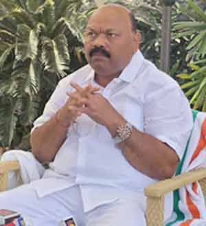 ایمج کا متبادل متن: سیاستی رہنما، سرکاری لباس میں، باغات کے درمیان بیٹھا ہوا.