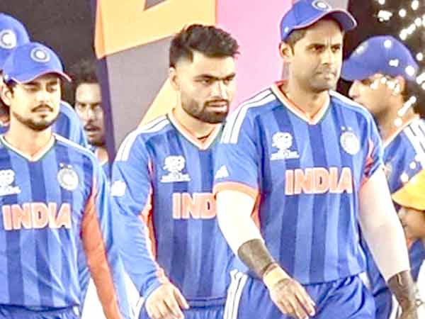 کھیل کے بھارتی ٹیم کے کھلاڑی، کرکٹ میچ، میدان میں تیار، قومی کھیل، انڈین ٹیم کی نمائندگی.