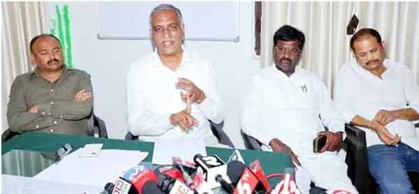 پولیس افسران کے ساتھ پریس کانفرنس، میڈیا سے گفتگو.