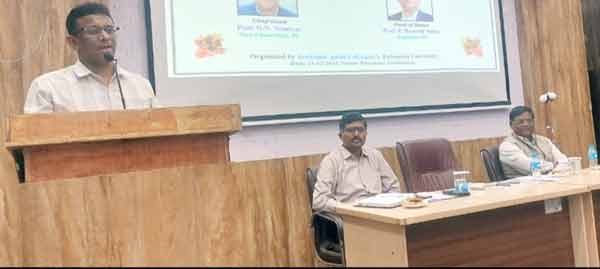 مقامی اجلاس میں تین افراد خطاب کرتے ہوئے، پس منظر میں پروجیکٹر اسکرین.