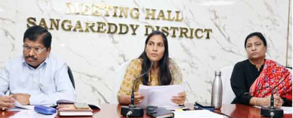 سنگرڈی ضلع کے اجلاس میں خواتین اور حکام.