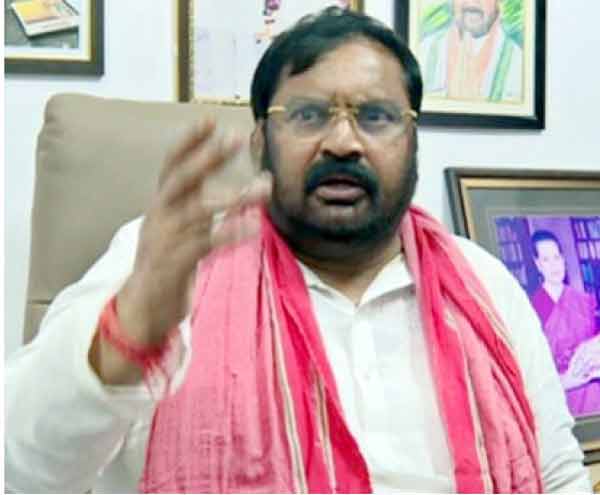 ایم اے سیاست رہنما کی تصویر، جو ایک انٹرویو یا تقریر کے دوران بات کر رہے ہیں۔.