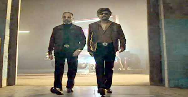 ایمبیسڈر اور اداکار کے ساتھ دو مرد، فیشن ایبل لباس میں، شہر میں چلتے ہوئے.