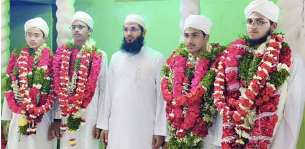 لڑکے اور مرد، پھولوں کے ہار کے ساتھ تقریب میں شامل، خوشگوار لمحے.