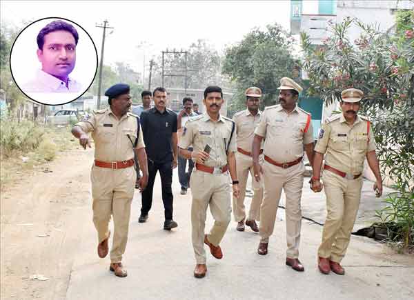 پولیس افسران کے ساتھ شہری کا ملاقات، سڑک پر چلتے ہوئے پولیس اہلکار، حفاظتی اقدامات، علاقہ میں امن و.