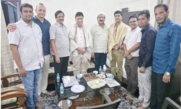 گروپ آف مرد حضرات ایک ملاقات میں جمع، کھانے کے ساتھ گفتگو.