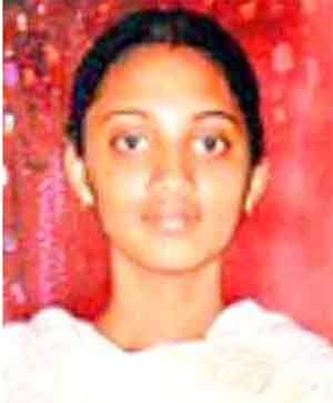 خاتون کا چہرہ، سادہ لباس میں، قریب سے لیا گیا.