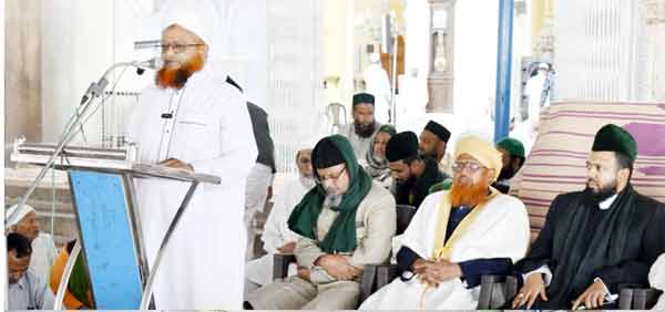 مذہبی رہنما خطاب کرتے ہوئے، شرکاء نشست میں شامل.