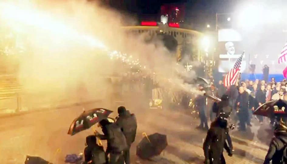 مظاہرہ کے دوران پولیس اور مظاہرین کے درمیان تصادم، دھواں اور فائرنگ کا منظر.