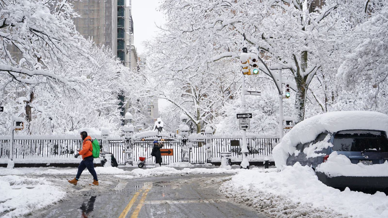 برف سے ڈھکی سڑک اور گاڑیاں، امریکہ میں شدید برفباری.