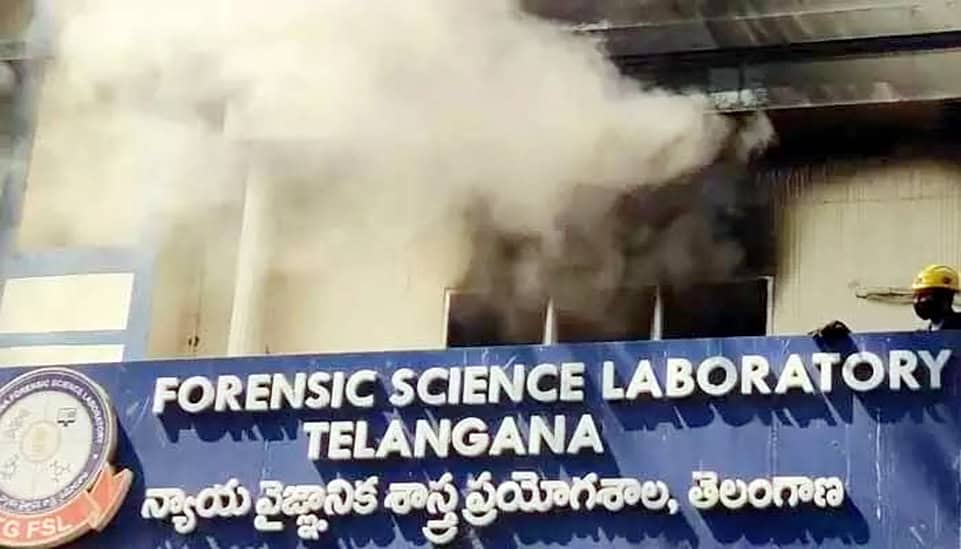 آتشزدگی کا منظر، فائر اسٹیشن میں آگ لگی، 1100 فائلیں جل کر خاک ہو گئیں۔.