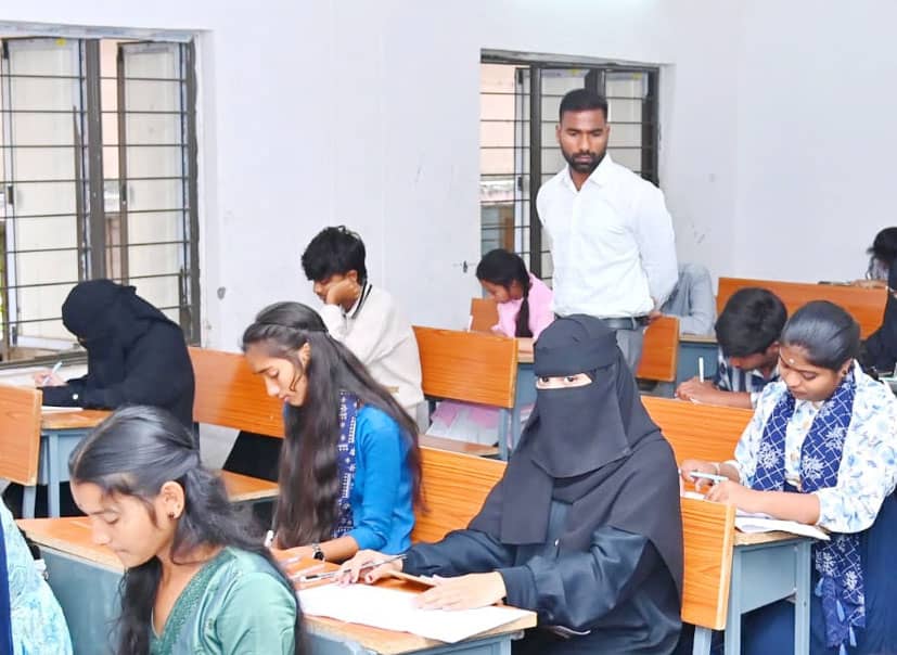 ایجوکیشن کلاس میں طالب علم اور استاد.