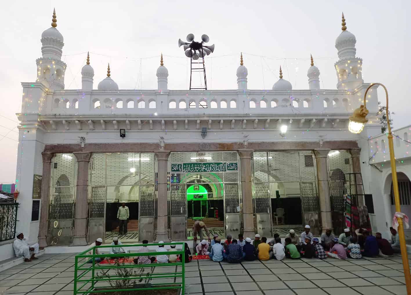مسجد کا داخلی منظر، لوگ نماز پڑھتے ہوئے، روشنیاں اور مسجد کی خوبصورت تعمیر.
