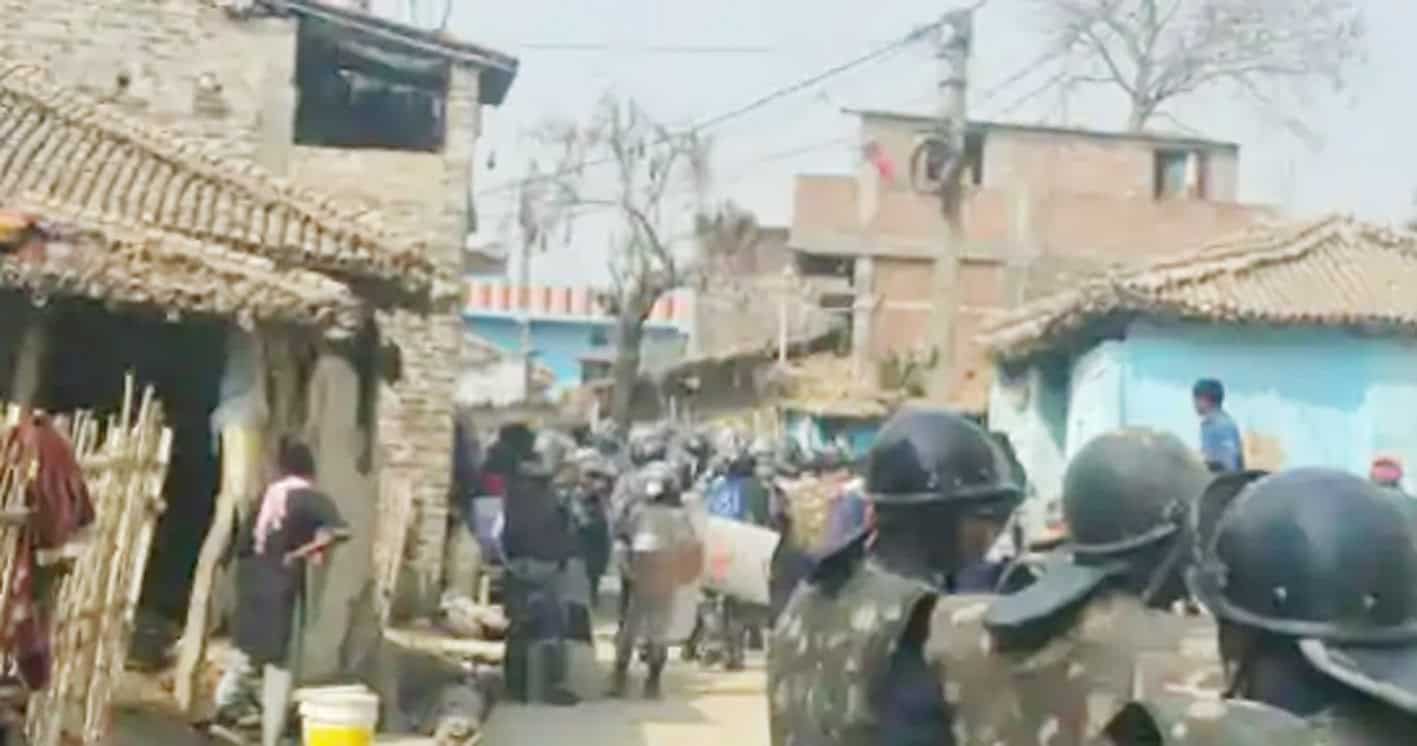 پولیس اور شہریوں کے درمیان کشیدگی، ہنگامہ آرائی کا منظر.