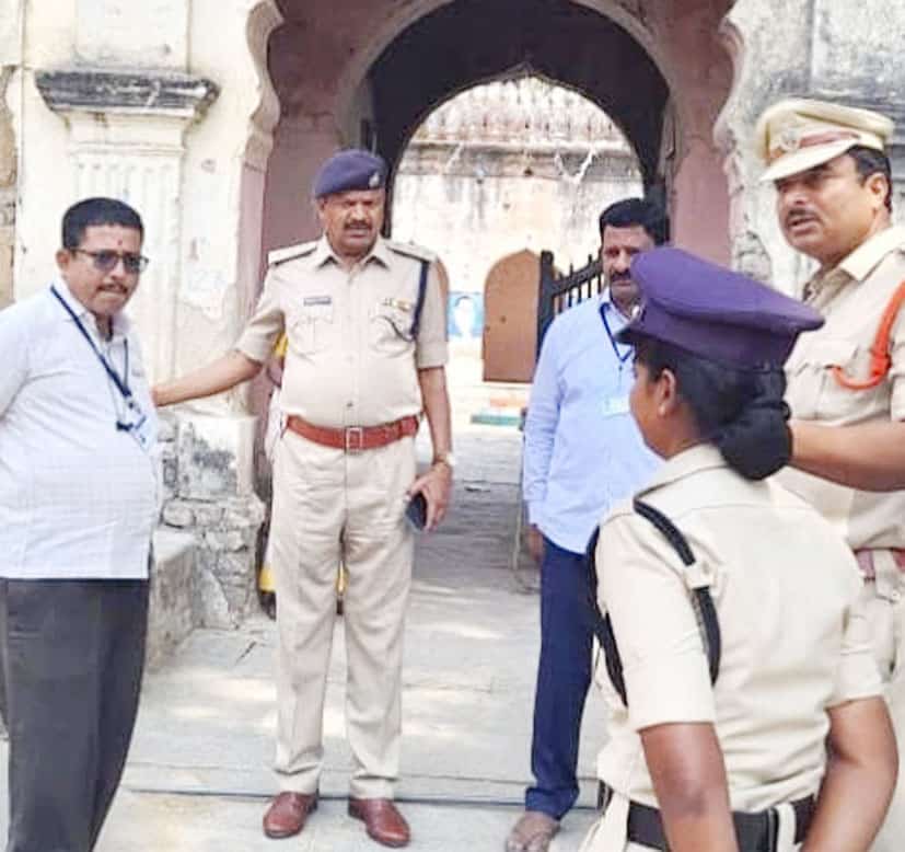 پولیس افسران اور شہریوں کے درمیان ملاقات، سرکاری عمارت کے باہر.