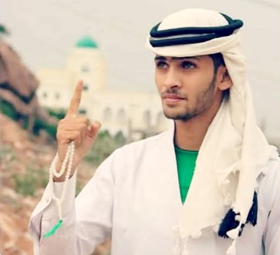 مذہبی حملے میں زخمی نوجوان کی تصویر، نوجوان نے ہاتھ میں دعا یا نعرہ بلند کیا.