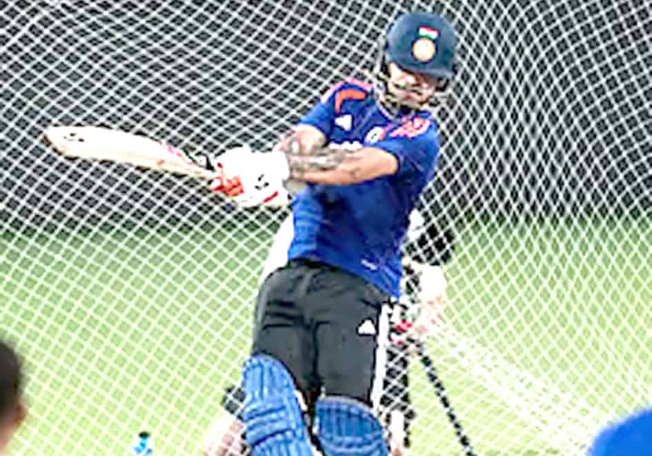 کھیل کا کھلاڑی بیٹنگ کرتا ہوا، گراؤنڈ میں بیٹنگ پوزیشن میں، کرکٹ کھیل رہا ہے۔.