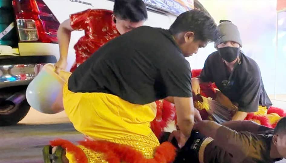 ایساکی تصویر میں نوجوان افراد خوشی کے موقع پر ایک دوسرے کی مدد کر رہے ہیں.