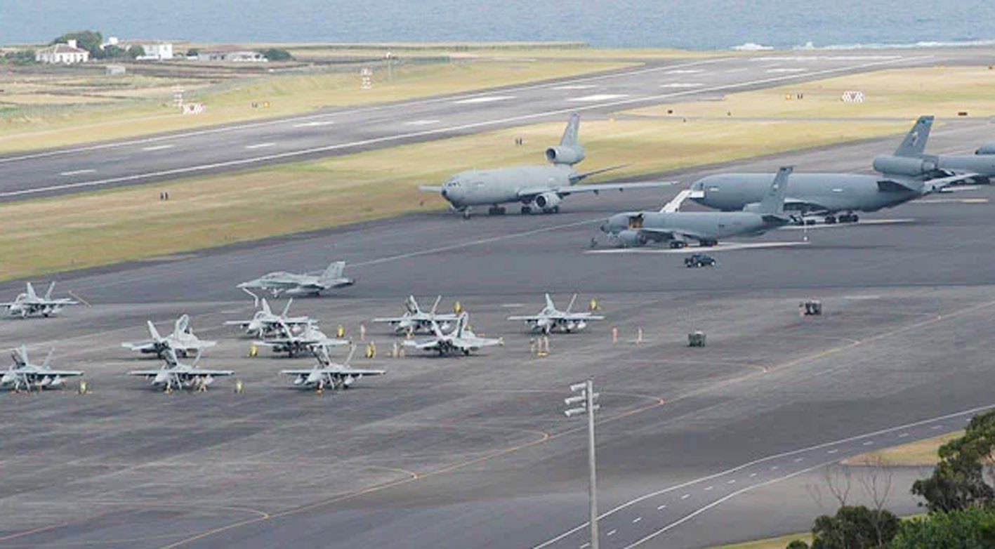 ہوائی اڈہ پر فوجی طیارے اور جنگی جہاز کی تصویریں.