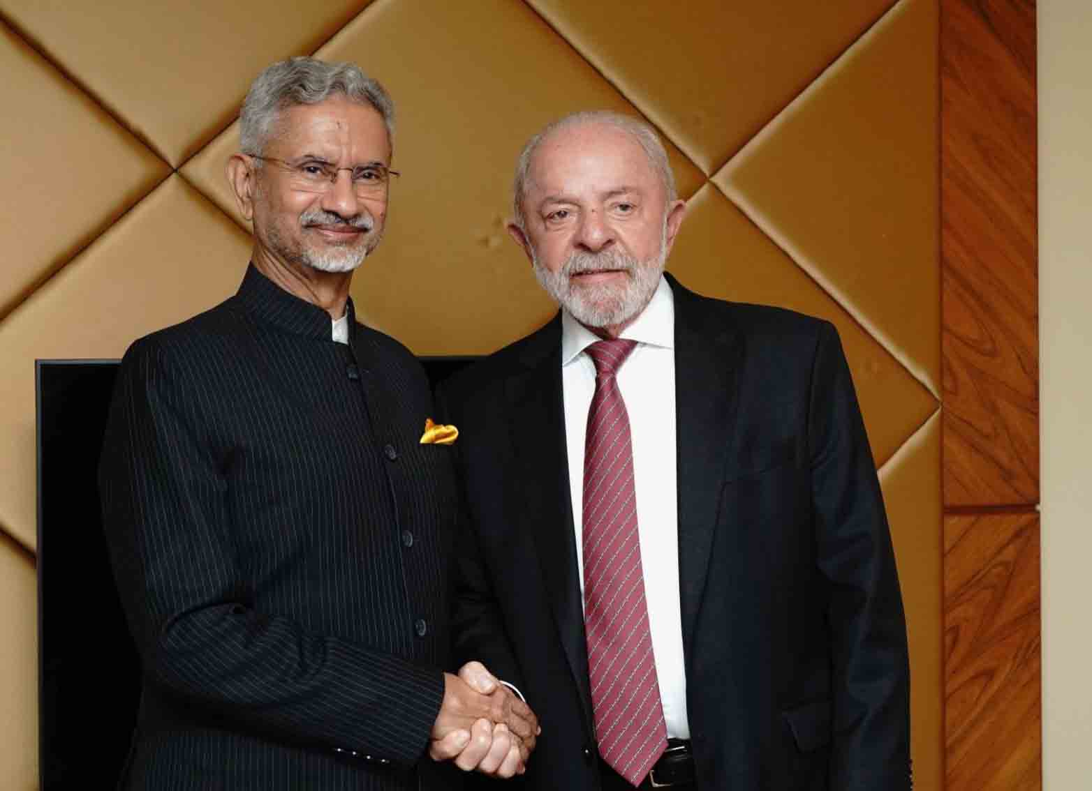 ایم این اے اور سیاست کے رہنما کے درمیان ملاقات، دوستی اور سیاسی تعلقات کی تصویر.