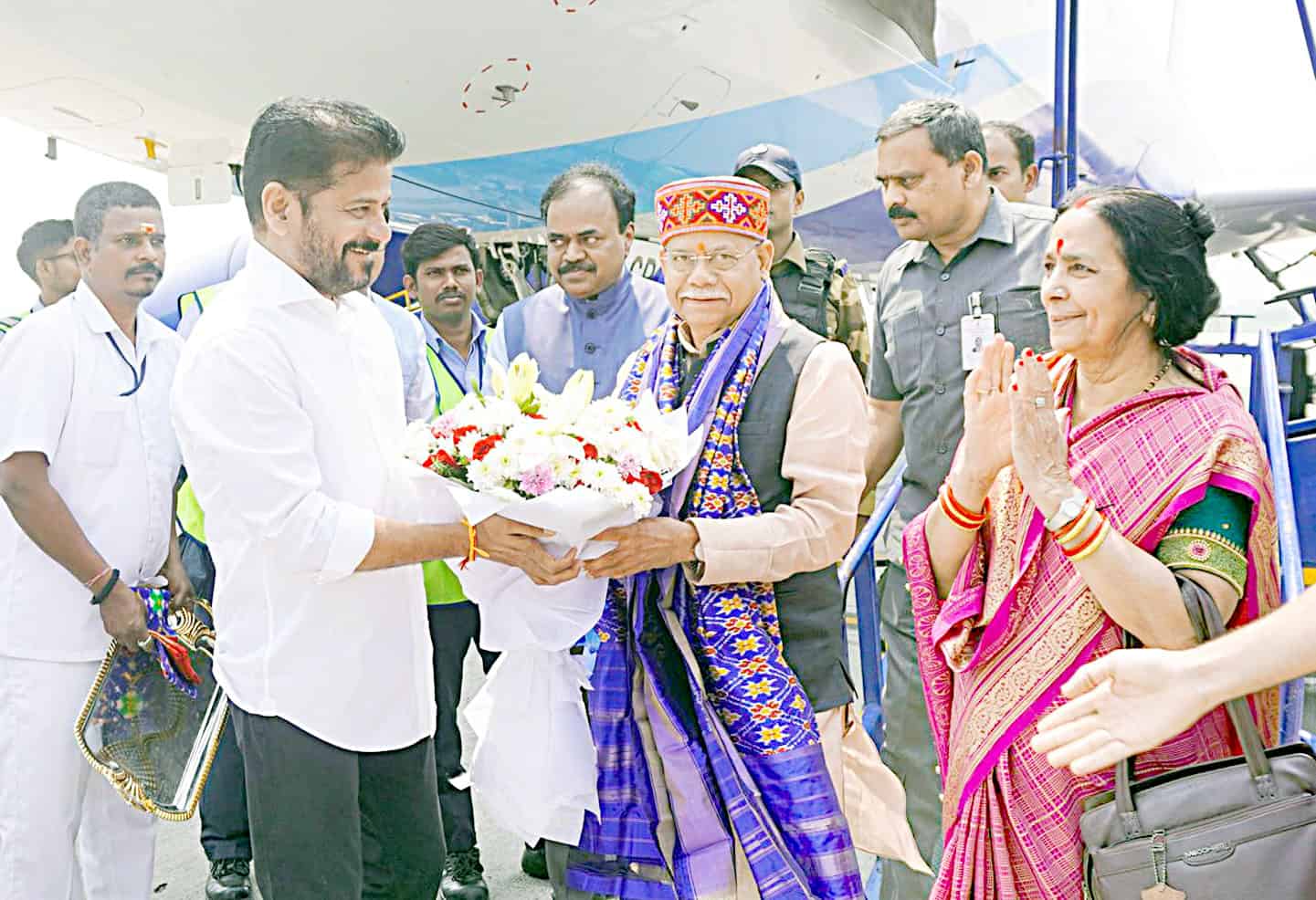 ایمبولنس میں سیاستدان کا خیرمقدم، عوامی تقریب.