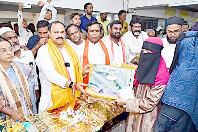 غریب مسلمانوں کو عید کی خوشیوں میں شامل کرنے رمضان گفٹ کی تقسیم