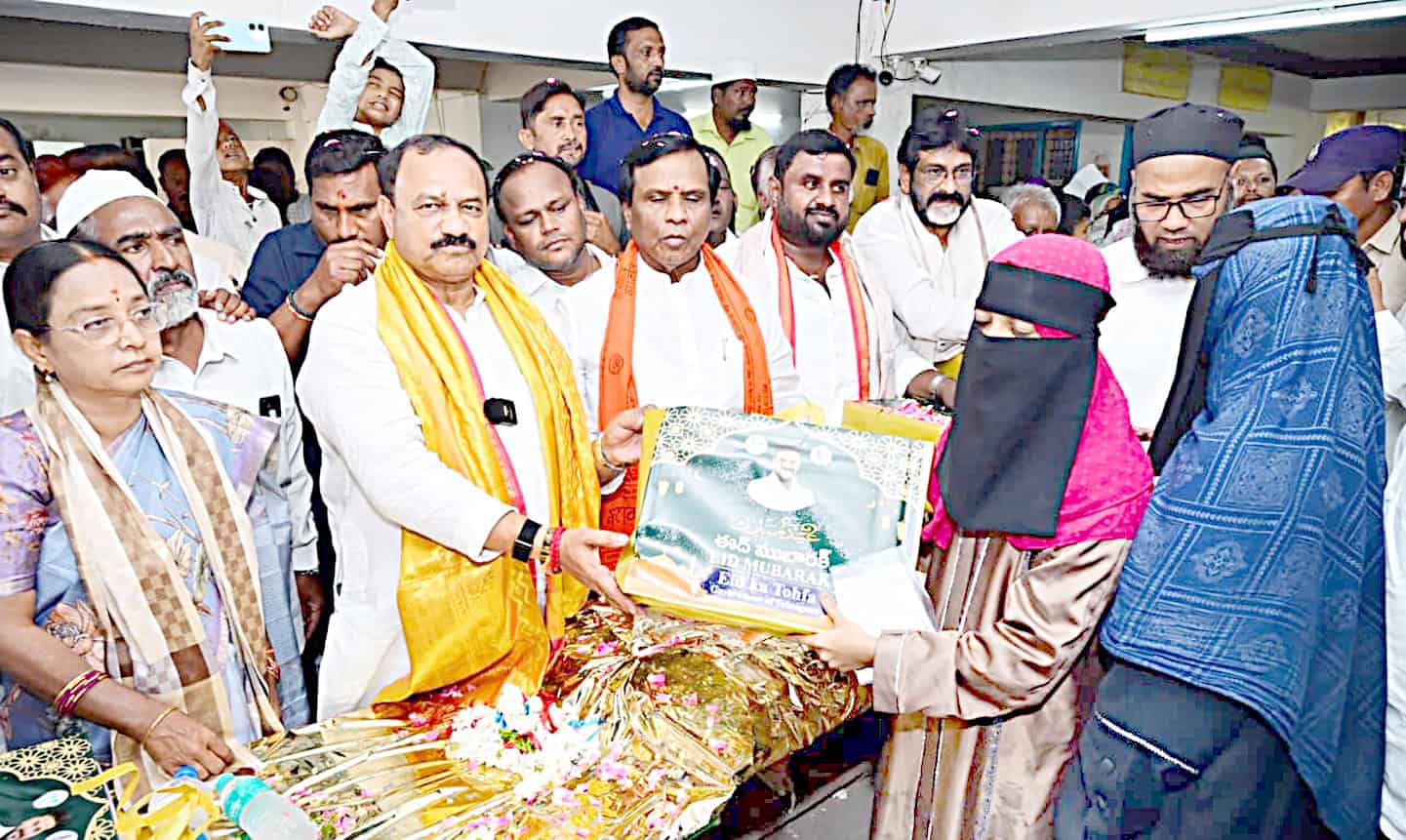 سیاسی رہنماؤں کا مقامی تقریب میں شرکت، تحائف اور گفتگو.