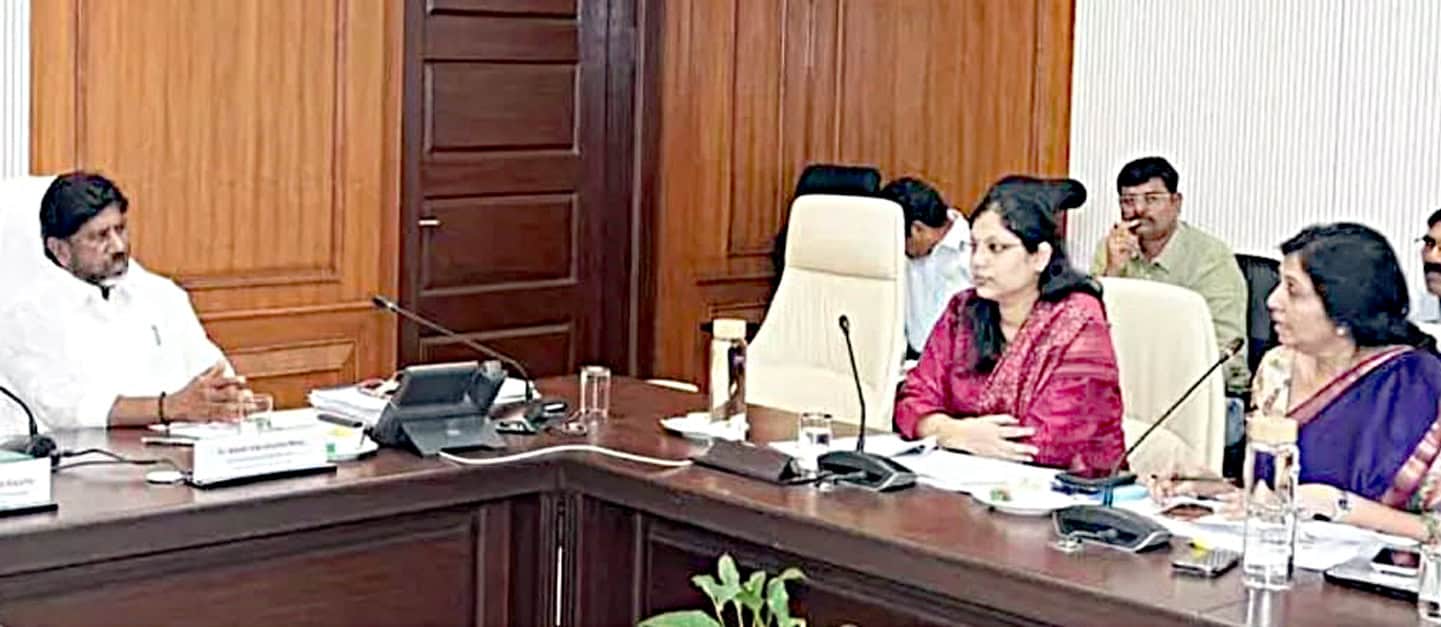 ملاقات میں سرکاری عہدیداران کے درمیان اہم گفتگو اور فیصلے.