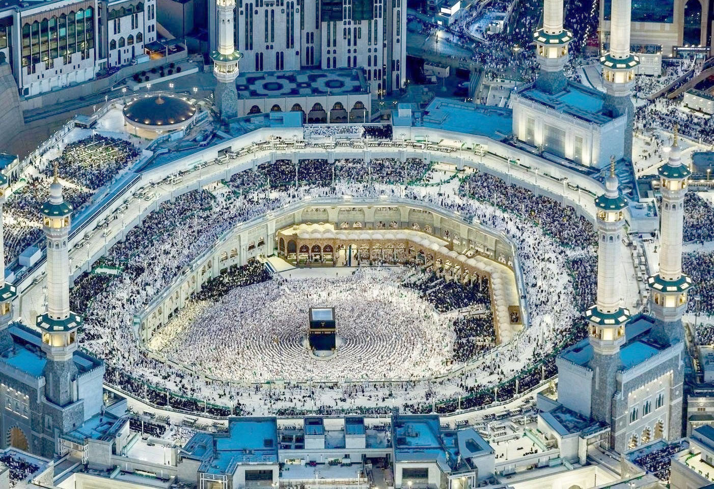 مسجد الحرام کا فضائی منظر، لاکھوں زائرین کی موجودگی کے ساتھ، مقدس شہر مکہ میں۔.
