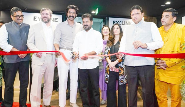 افراد کا گروپ ایک تقریب میں ریمپ کا افتتاح کرتے ہوئے.