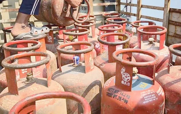 گیس کے سلنڈرز کی قطار، استعمال کے لیے تیار، سڑک کنارے.